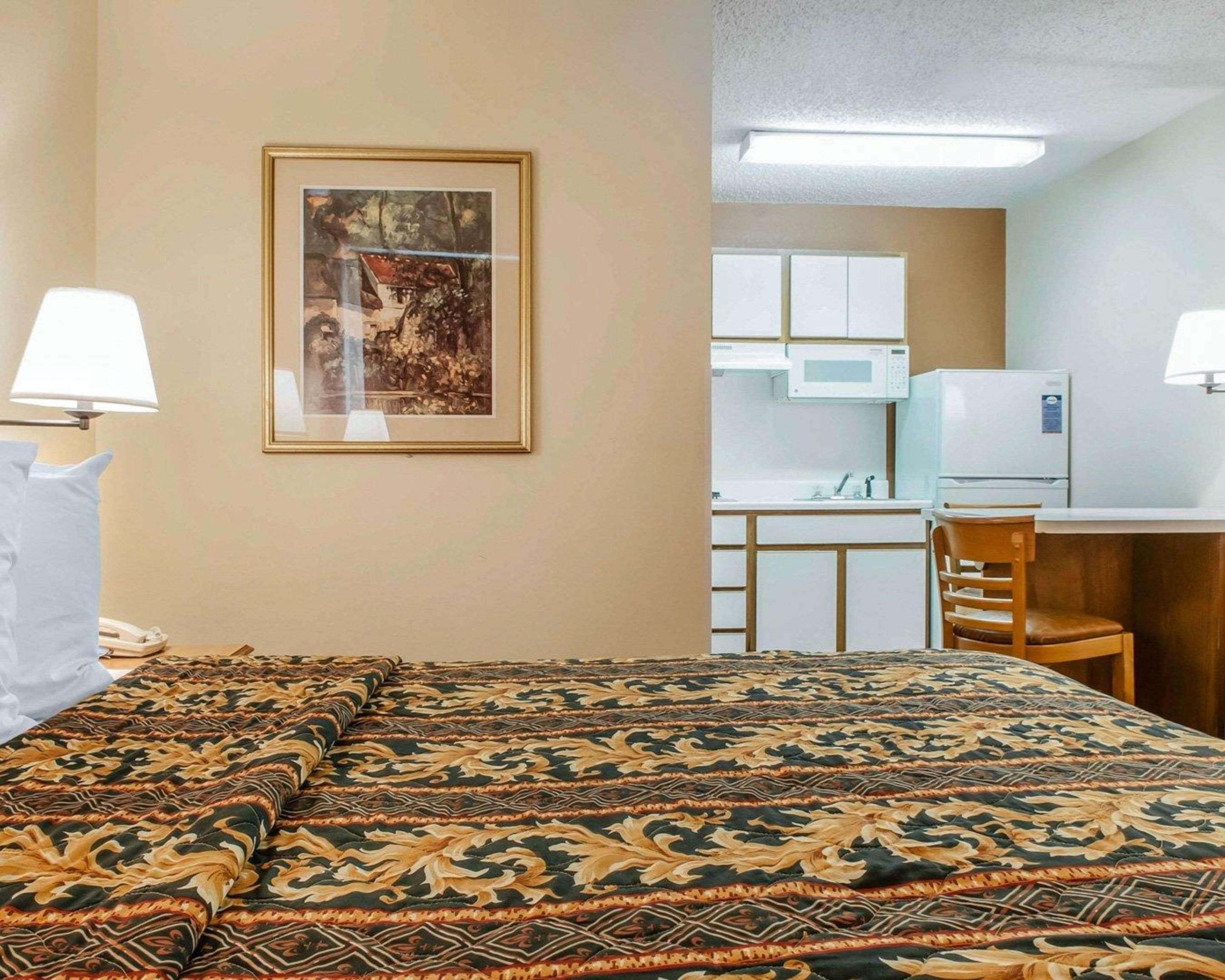 Suburban Hotel 2*