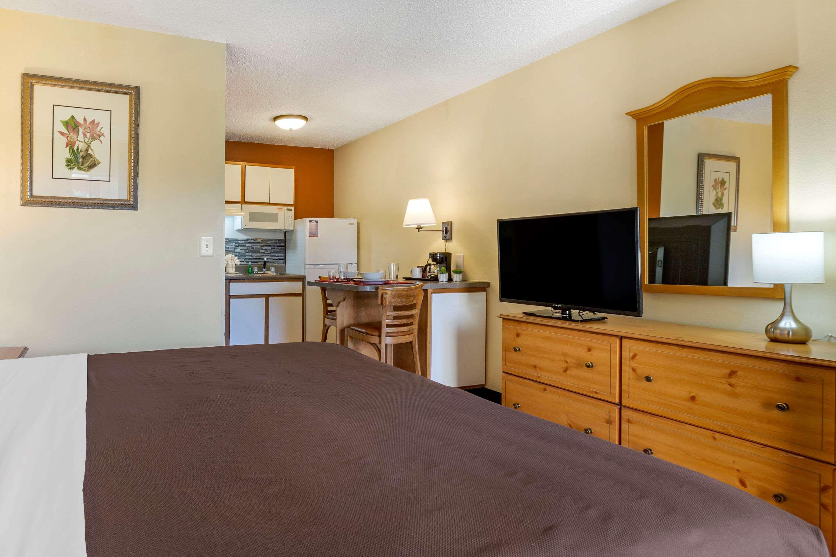Suburban 2* Albuquerque