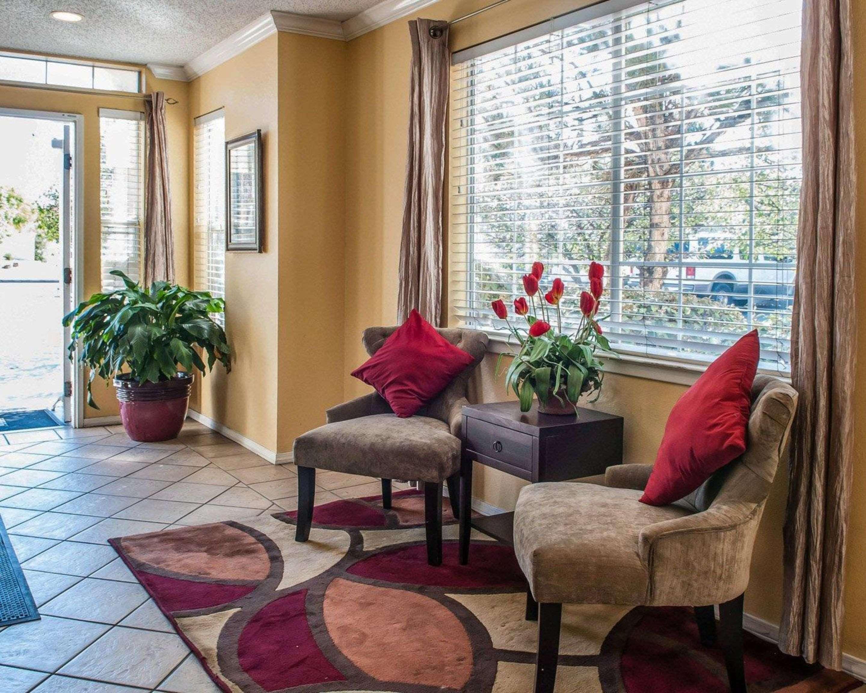 Suburban Hotel 2*