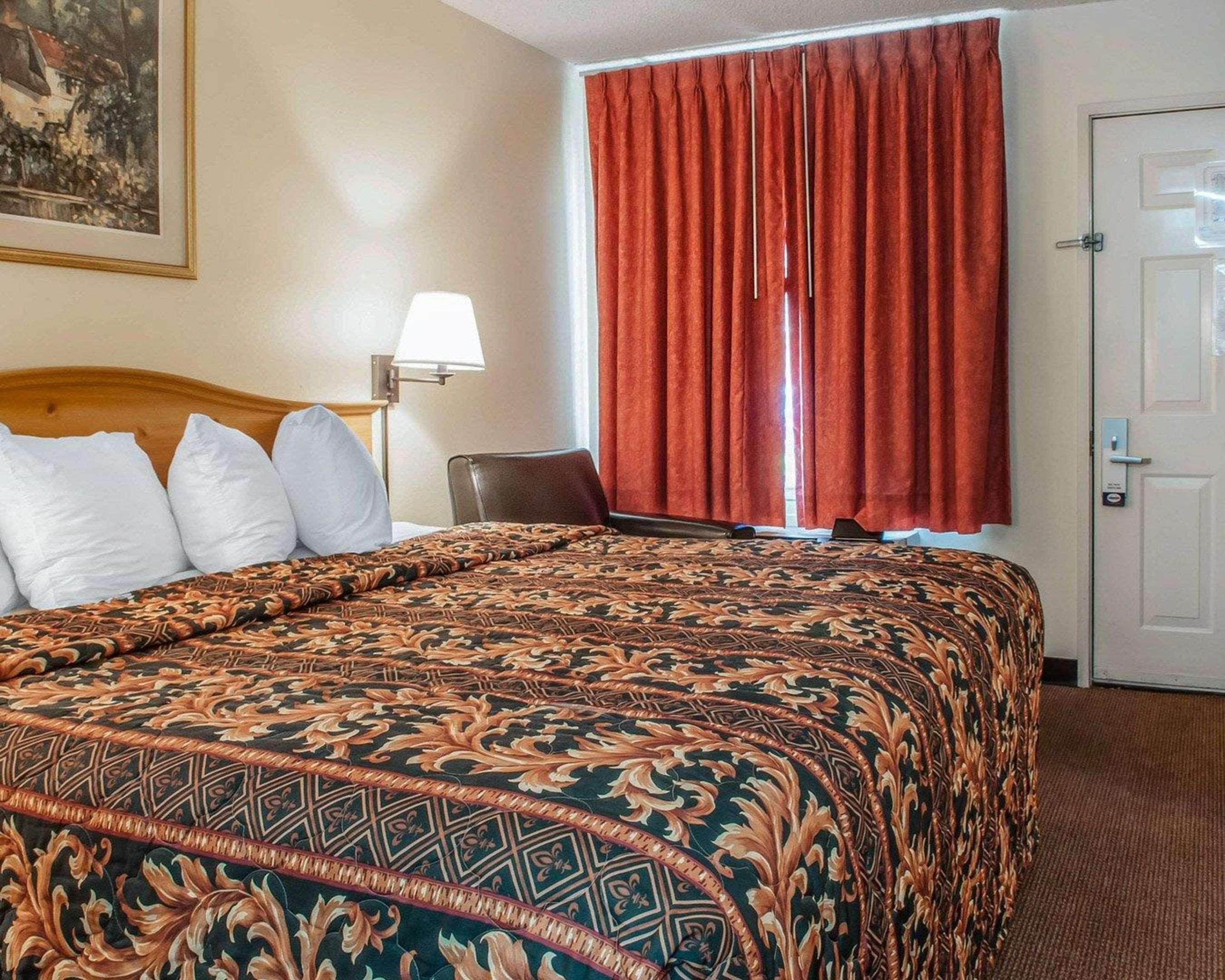 Suburban Hotel 2*